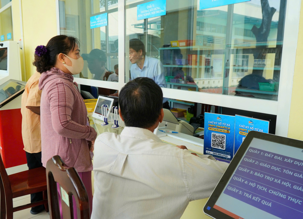 Đoàn công tác Bộ Nội vụ khảo sát chính quyền địa phương 2 cấp tại xã Phước Lý, xã Cần Giuộc