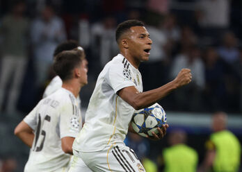 Khi Mbappe tỏa sáng, 10 người Real Madrid vẫn đủ thắng Marseille
