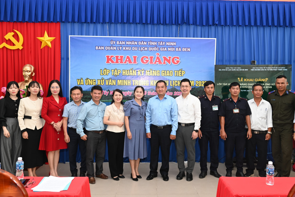 Học viên chụp ảnh lưu niệm với các giảng viên và lãnh đạo Quản lý Khu du lịch quốc gia Núi Bà Đen