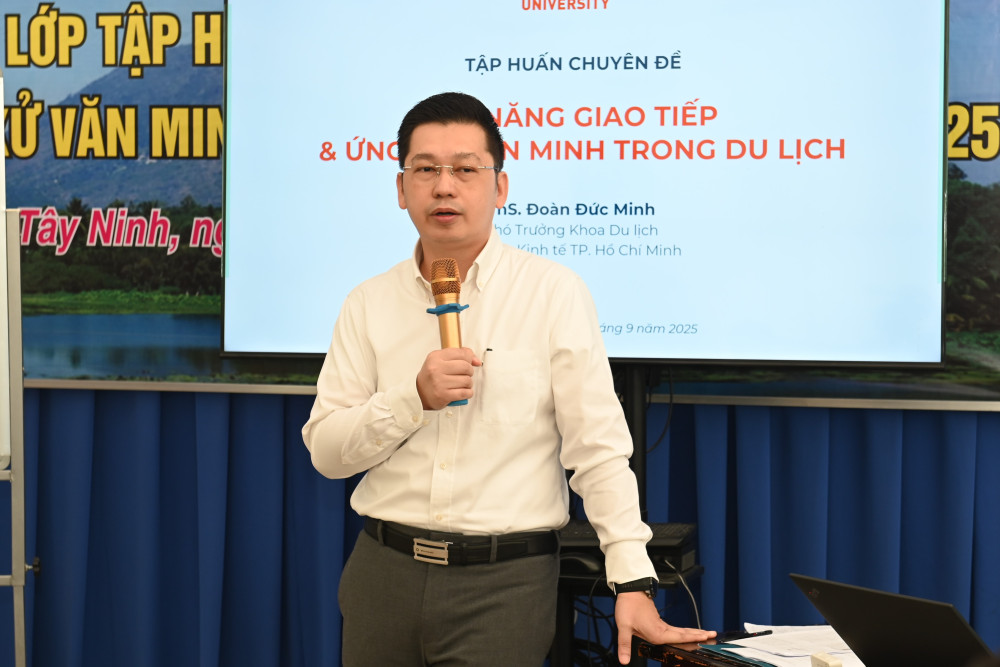 Thạc sĩ Đoàn Đức Minh - Phó Trưởng Khoa Du lịch, Trường Đại học kinh tế Hồ Chí Minh truyền đạt kỹ năng giao tiếp và ứng xử trong du lịch