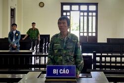 Đi tù vì đánh hàng xóm gây thương tích