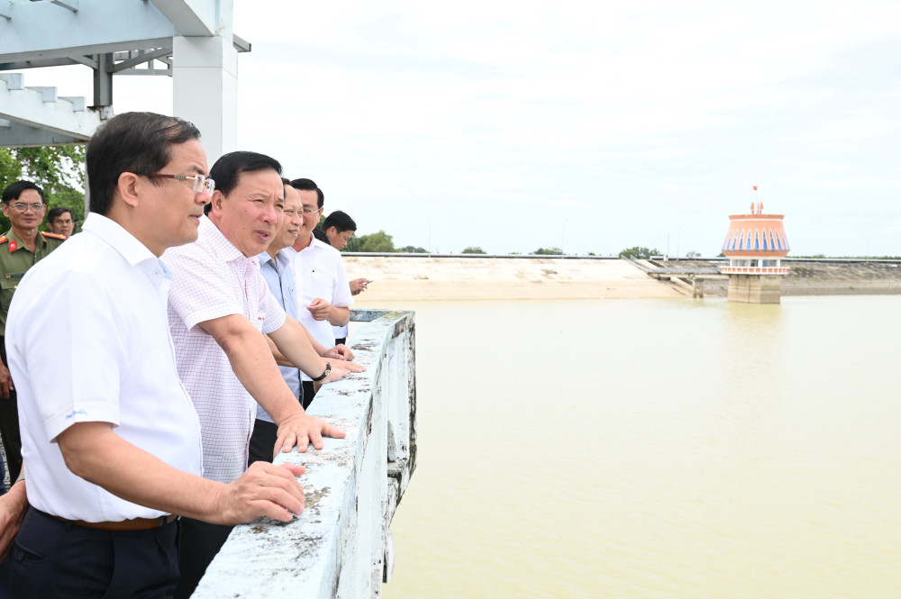 Đoàn lãnh đạo tỉnh quan sát thực tế hồ Dầu Tiếng