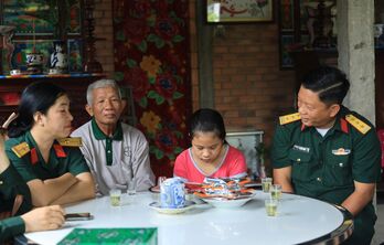 Bộ Chỉ huy Quân sự tỉnh Tây Ninh tặng quà cho học sinh có hoàn cảnh khó khăn