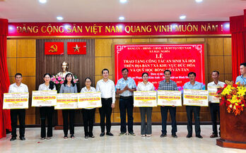Tặng kinh phí thực hiện công tác an sinh xã hội cho 7 xã khu vực Đức Hòa