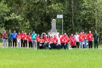 Chi bộ phóng viên Báo Người Lao Động trao tặng 5.000 lá cờ Tổ quốc cho xã biên giới Tuyên Bình