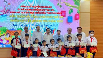 Phó Chủ tịch UBND tỉnh Nguyễn Minh Lâm tặng quà Trung thu cho thiếu nhi xã Tầm Vu