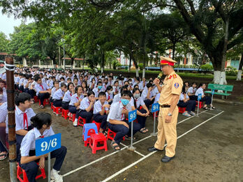 Cảnh sát giao thông tuyên truyền pháp luật cho học sinh Trường THCS Hậu Nghĩa