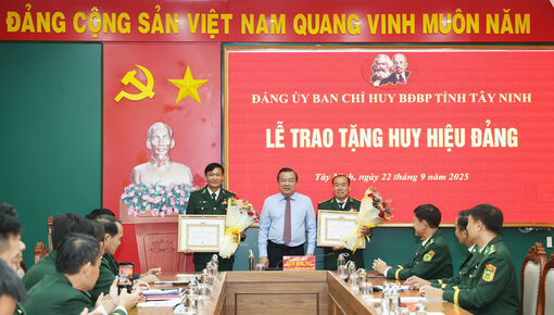 Nguyên Chỉ huy trưởng Bộ Chỉ huy Bộ đội Biên phòng tỉnh Tây Ninh Lê Văn Vỹ nhận Huy hiệu 30 năm tuổi Đảng