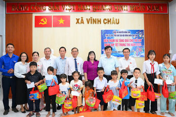Phó Chủ tịch HĐND tỉnh Nguyễn Hồng Sơn thăm, tặng quà Trung thu cho trẻ em tại xã Vĩnh Châu
