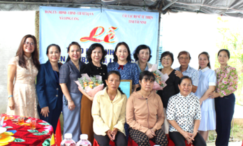Trao bò sinh sản cho phụ nữ có hoàn cảnh khó khăn xã Long Cang