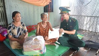 Đồn Biên phòng Sông Trăng: Thăm, tặng quà người cao tuổi