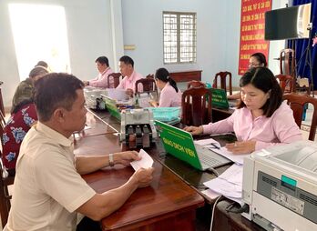 Giải ngân 2 tỉ đồng nguồn vốn tín dụng chính sách cho người dân xã Truông Mít