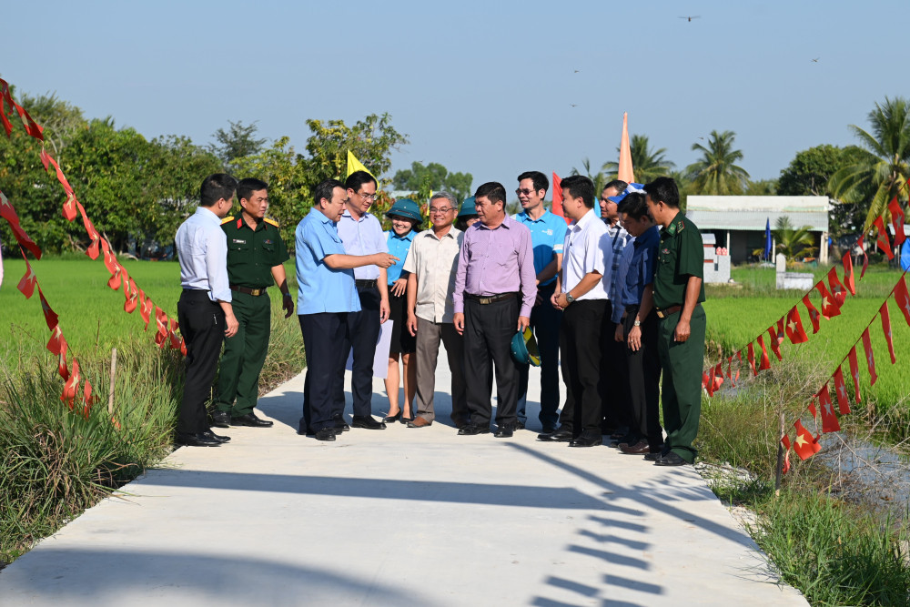 Phó Bí thư Tỉnh ủy, Trưởng Đoàn Đại biểu Quốc hội tỉnh Phạm Hùng Thái gặp gỡ chính quyền địa phương và những mạnh thường quân đóng góp xây dựng đường giao thông nông thôn ở xã Phước Chỉ