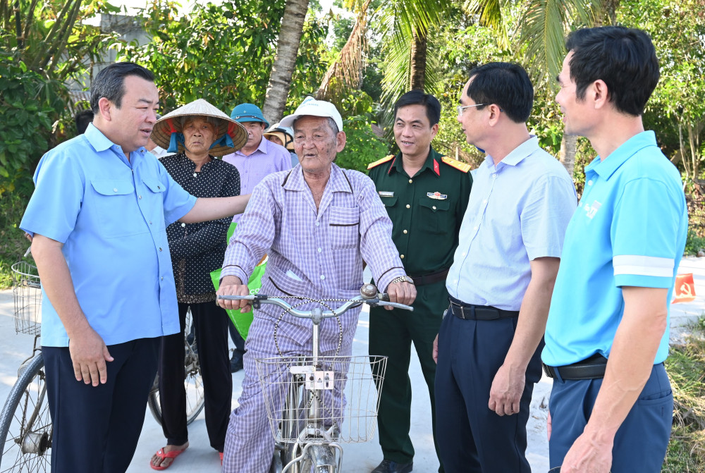 Phó Bí thư Tỉnh ủy, Trưởng Đoàn Đại biểu Quốc hội tỉnh Phạm Hùng Thái gặp gỡ ông Từ Ngọc Ẩn, ngụ ở ấp Phước Dân, xã Phước Chỉ - người hiến đất làm đường giao thông nông thôn cho địa phương