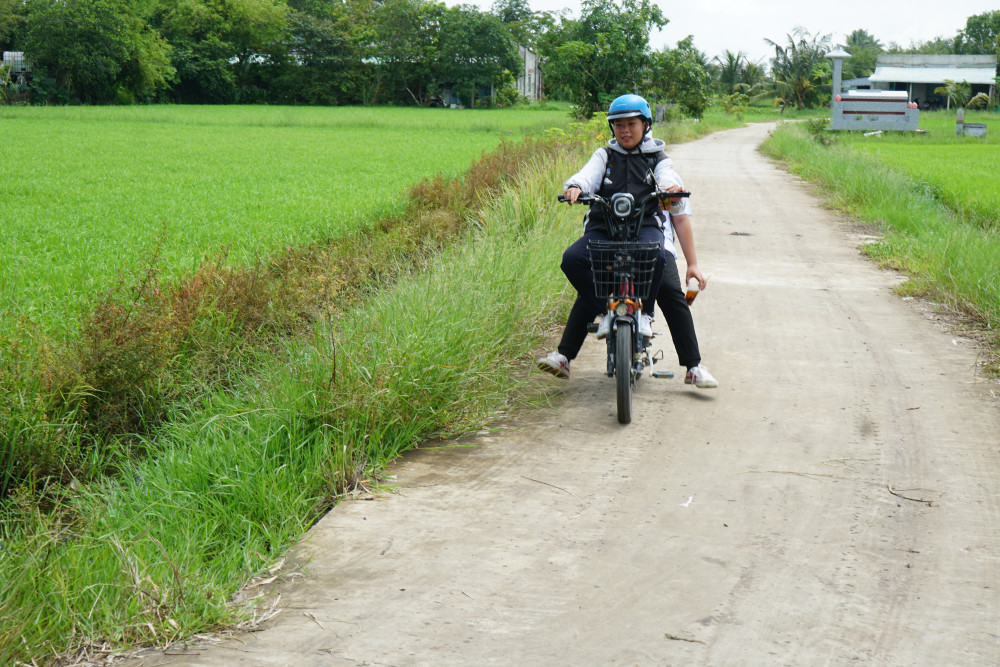 Những công trình đường giao thông nông thôn Nhà nước và nhân dân cùng làm phát huy tác dụng, giúp các em học sinh dễ dàng đến trường