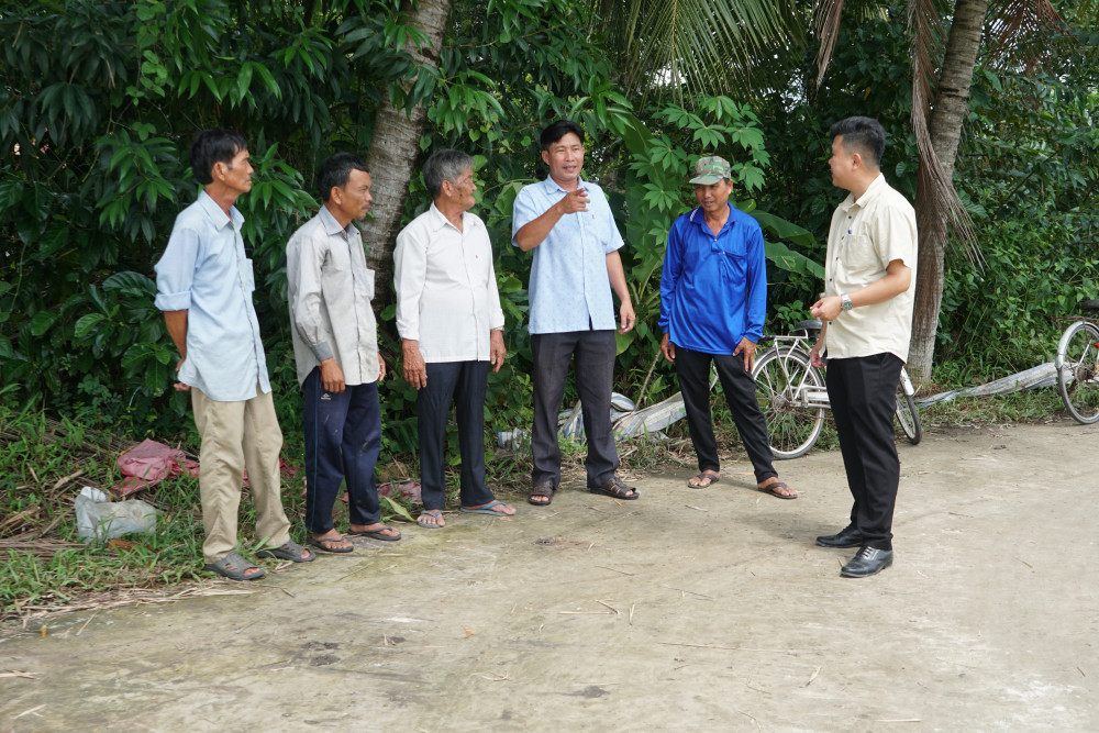 Sau khi đã có đường sá giao thông thuận tiện, người dân địa phương bàn bạc kế sách phát triển kinh tế gia đình, đóng góp xây dựng quê hương 