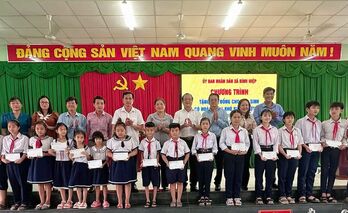 Phó Chủ tịch UBND tỉnh Nguyễn Hồng Thanh trao học bổng cho học sinh tại xã Bình Hiệp