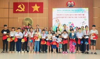 Phó Trưởng đoàn chuyên trách Đoàn đại biểu Quốc hội tỉnh Hoàng Thị Thanh Thúy tặng quà Trung thu tại xã Mỹ Lộc, xã Phước Vĩnh Tây