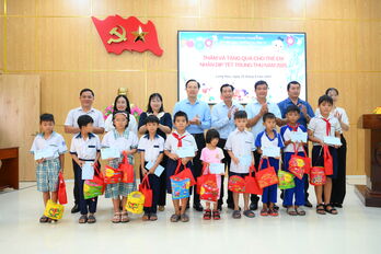 Phó Chủ tịch UBND tỉnh Đoàn Trung Kiên thăm, tặng quà Trung thu cho trẻ em tại xã Long Hựu