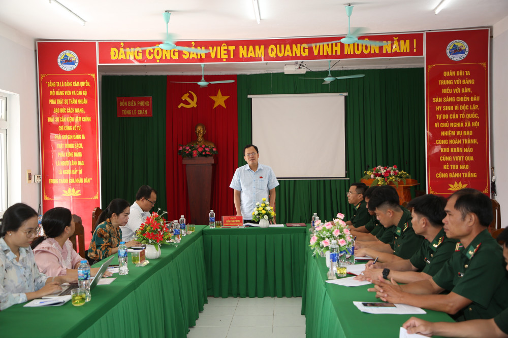 Đại biểu Quốc hội Huỳnh Thanh Phương làm việc tại Đồn Biên phòng Tống Lê Chân