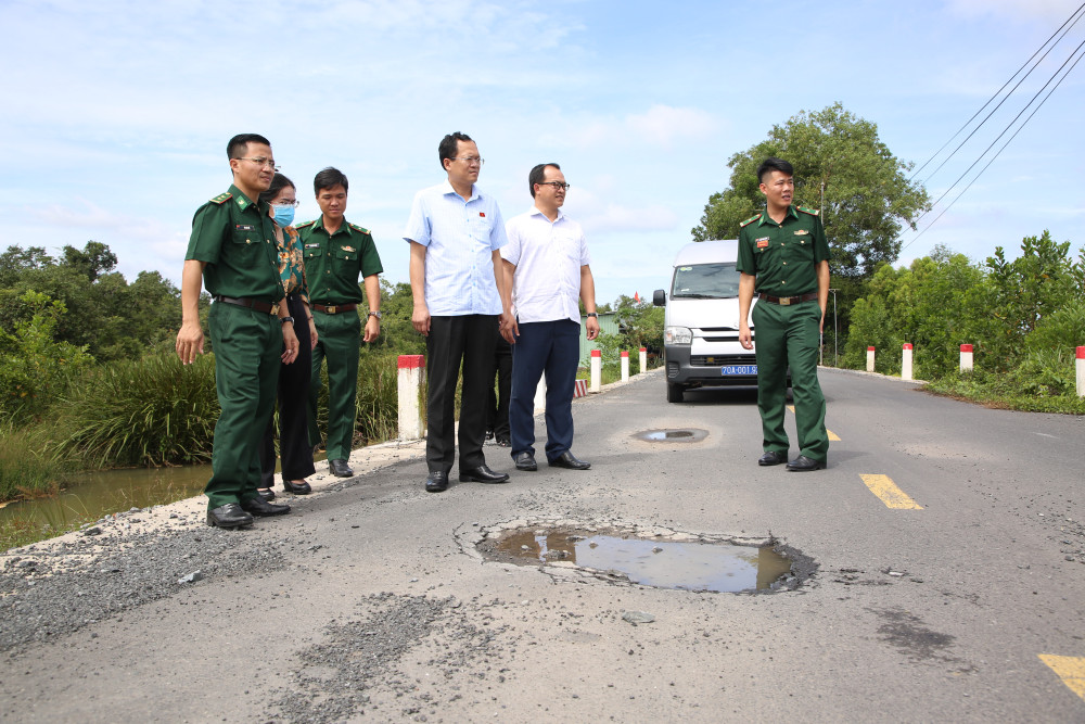 Đoàn khảo sát kiểm tra thực tế một số điểm hư hỏng thuộc tuyến đường tuần tra biên giới (ĐT792) trên tuyến biên giới do Đồn Biên phòng Tống Lê Chân quản lý