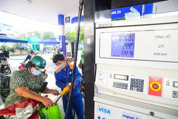 Giá xăng RON95-III giảm gần 500 đồng/lít