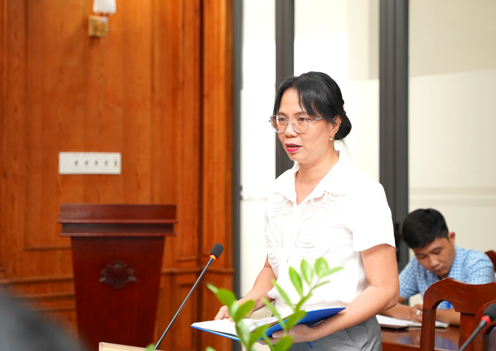 Chủ tịch UBND phường Tân Ninh Nguyễn Thị Hoàng Oanh phát biểu tại buổi làm việc