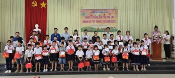 Lãnh đạo Sở Y tế trao quà Trung thu cho trẻ em phường Hòa Thành