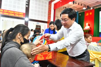 Bí thư Tỉnh ủy Nguyễn Văn Quyết tặng quà Trung thu cho trẻ em tại xã Hậu Nghĩa