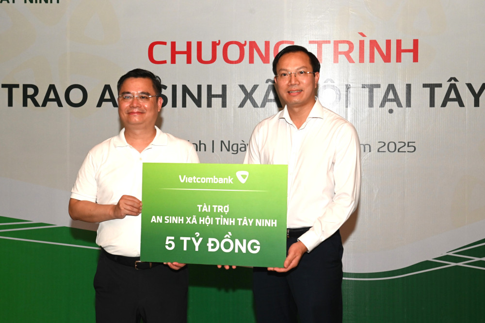  Đồng chí Nguyễn Thanh Tùng, Ủy viên BCH Đảng bộ Chính phủ, Bí thư Đảng ủy - Chủ tịch Hội đồng quản trị Vietcombank trao bảng tượng trưng tài trợ y tế và giáo dục trị giá 5 tỷ trên địa bàn Tỉnh Tây Ninh cho đồng chí Đoàn Trung Kiên - Phó Chủ tịch UBND tỉnh Tây Ninh