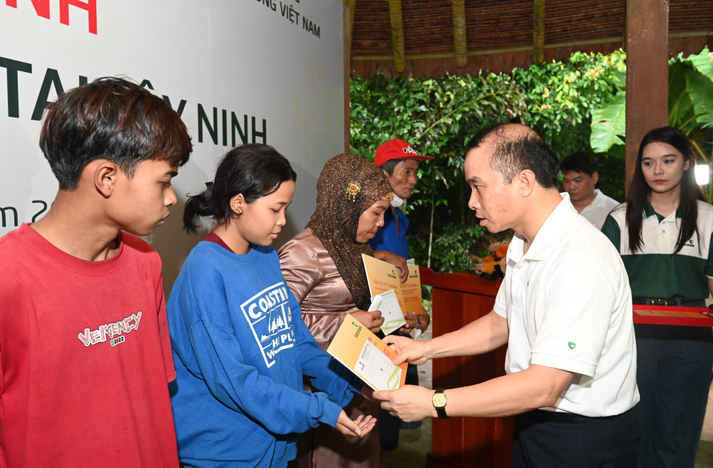 Đoàn Đảng bộ Vietcombank tặng quà cho các hộ nghèo, gia đình chính sách xã Tân Lập