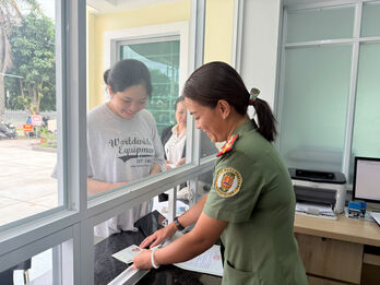 Nâng cao cảnh giác với 'cò dịch vụ' làm hộ chiếu