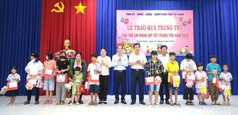 Giám đốc Sở Nội vụ Phạm Xuân Bách trao quà Tết Trung thu cho thiếu nhi phường Thanh Điền