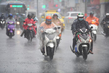 Thời tiết hôm nay 27/9: Bão Bualoi 'đi như lướt' trên Biển Đông, đất liền mưa rất to
