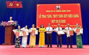 Phó Chủ tịch UBND tỉnh Nguyễn Hồng Thanh trao Huy hiệu Đảng tại xã Dương Minh Châu