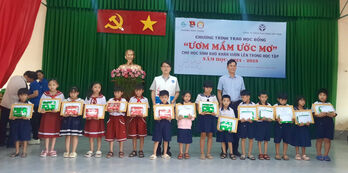 Phường Ninh Thạnh: Trao học bổng 'Ươm mầm ước mơ'