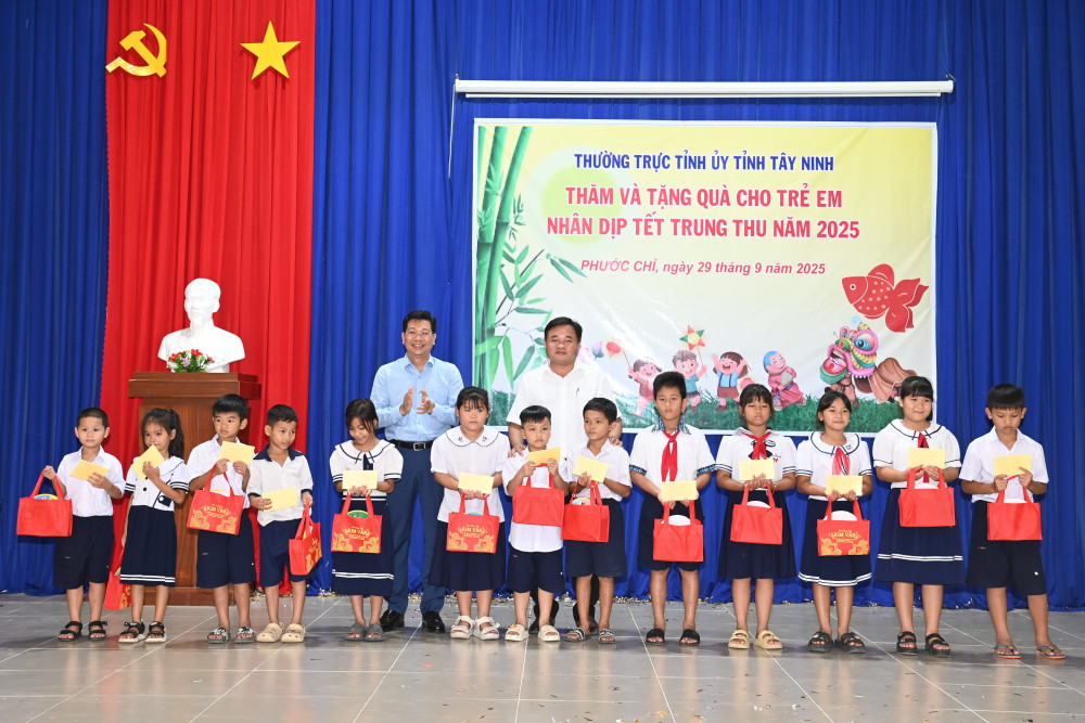  Lãnh đạo tỉnh và lãnh đạo xã Phước Chỉ tặng quà Tết Trung thu năm 2025 trẻ em xã Phước Chỉ
