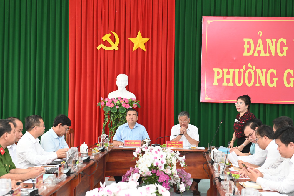 Bà Vương Thị Thúy Oanh - Phó Bí thư Thường trực Đảng ủy phường Gò Dầu kiến nghị về biên chế Khối Đảng phường Gò Dầu