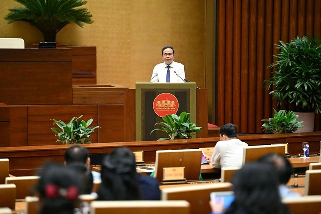 Luật hóa quy định một bộ sách giáo khoa sử dụng thống nhất toàn quốc