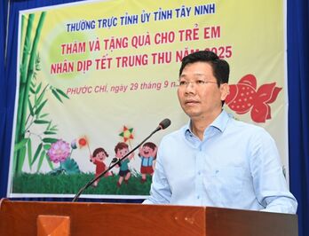 Phó Bí thư Thường trực Tỉnh ủy Nguyễn Mạnh Hùng tặng quà Trung thu tại phường Trảng Bàng và xã Phước Chỉ
