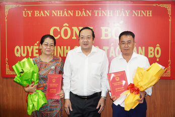 UBND tỉnh Tây Ninh trao quyết định về công tác cán bộ