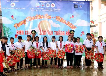 Mang Trung thu đến với trẻ em vùng biên