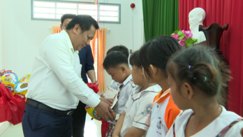 Lãnh đạo tỉnh tặng quà Trung thu cho trẻ em tại xã Thuận Mỹ