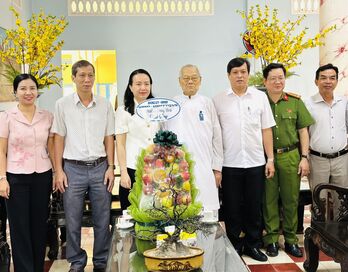 Lãnh đạo phường Long Hoa thăm, tặng quà Hội Thánh Cao Đài Tòa thánh Tây Ninh