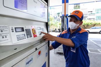Giá xăng dầu hôm nay 30/9: Lao dốc