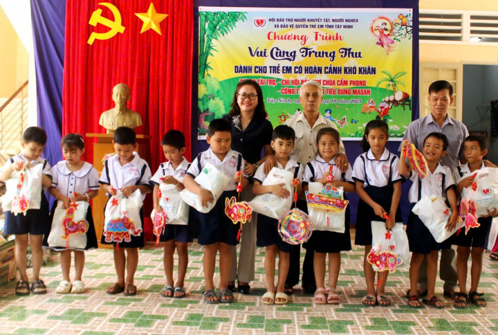 Hội Bảo trợ NKT,NN&BVQTE tỉnh tặng quà cho các em học sinh có hoàn cảnh khó khăn