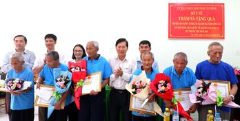 Thăm, tặng quà người cao tuổi và trẻ em tại Trung tâm Công tác xã hội tỉnh