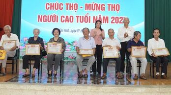 Phường Tân Ninh chúc thọ, mừng thọ người cao tuổi