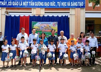 Tặng quà Trung Thu cho trẻ em hai xã biên giới Hòa Hội, Phước Vinh