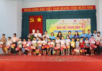 Liên đoàn Lao động tỉnh: Tặng 250 phần quà Trung thu cho con em công đoàn viên